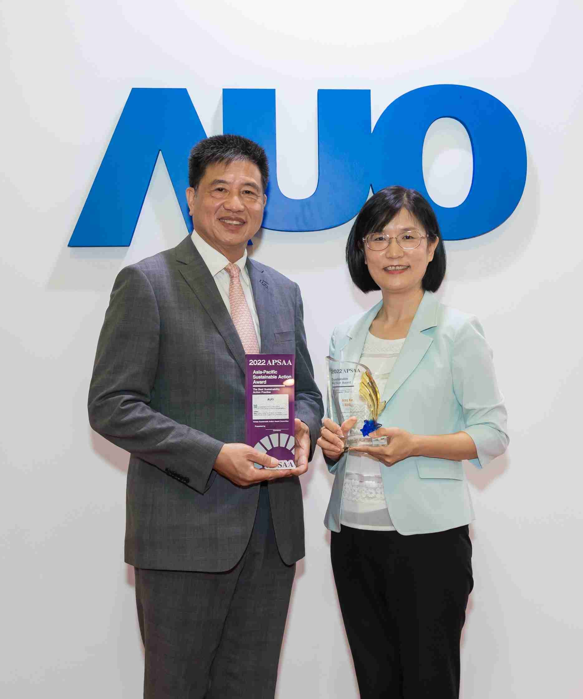 MG电玩长期垫筑永续远景的基石，，透过ESG暨气候委员会逐步实践永续策略蓝图。。。其中，，MG电玩光电永续长古秀华带领团队、、、、制定中长期目标，，，缔造多面向亮眼表现，，获得「顶尖永续长奖」的个人奖殊荣（左：MG电玩光电董事长暨执行长彭双浪，，右：MG电玩光电永续长古秀华）