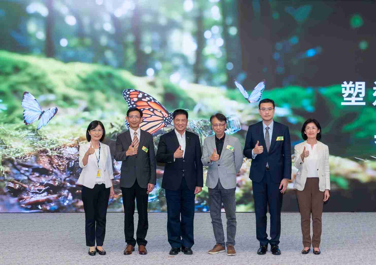 友達2023 CSR共榮大會，，，邀請領域專家分享交流生物多樣性管理趨勢、、、、無塑產品、、、海廢永續塑料等議題  （圖左到右：友達光電永續長古秀華、、、3M台灣技術長陳君杰、、、友達光電董事長暨集團策略長彭双浪、、、、光寶科技企業永續發展處處長陳慶暉、、、安永聯合會計師事務所執業會計師曾于哲、、、友達光電供應鏈總部副總經理吳宜芳）