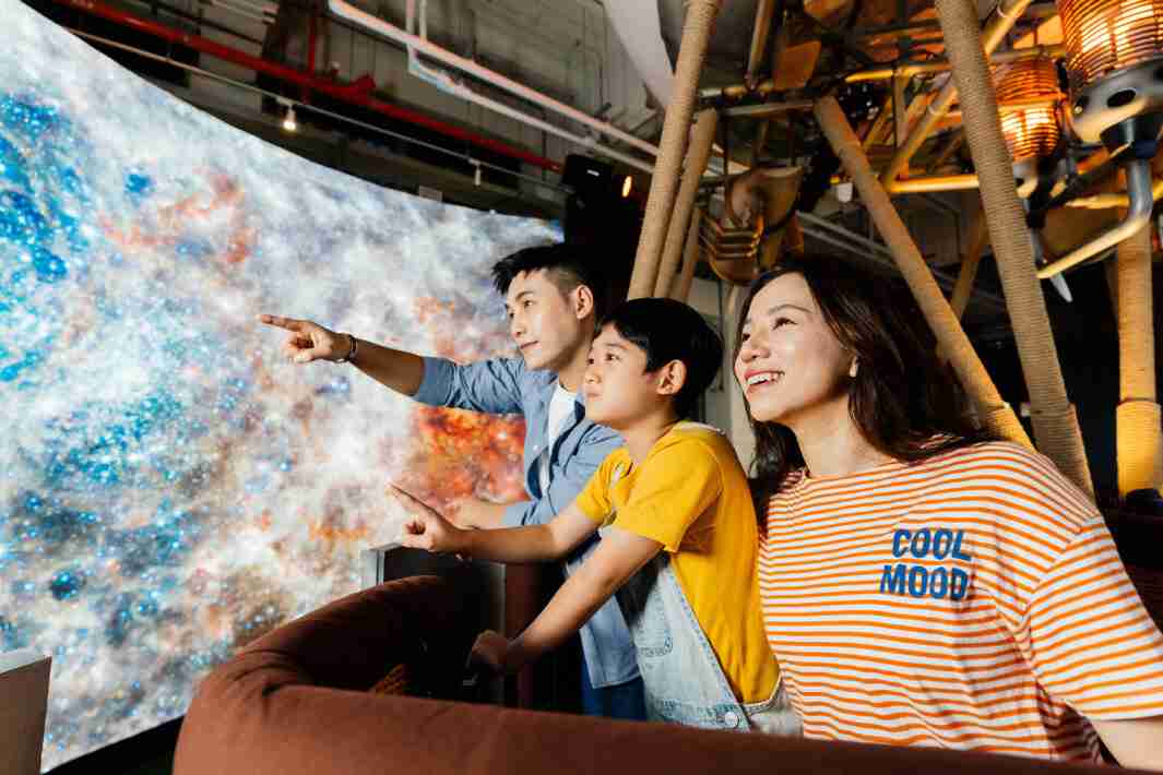 MG电玩打造全台最大宽6公尺、、高4公尺、、唯一搭载LED弧形拼接显示屏的动感飞行船，，，让乘客驻足在热气球上，，，享受身历其境的伪出国旅游乐趣