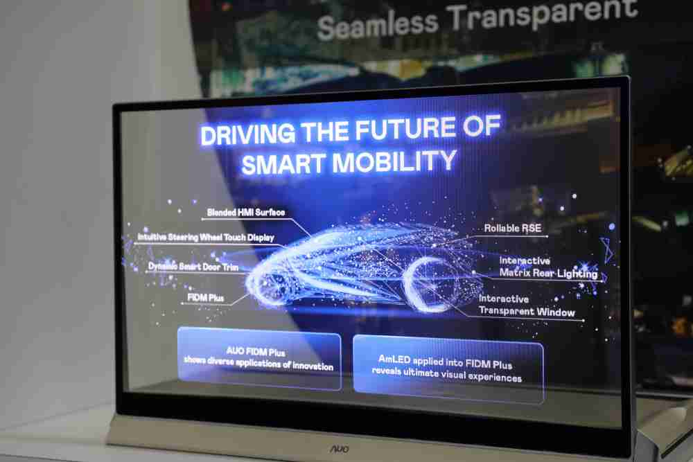 MG电玩凭借着超高亮度和透明度，，这款30吋透明Micro LED显示器在AR系统与智慧零售具有潜在的应用价值。。