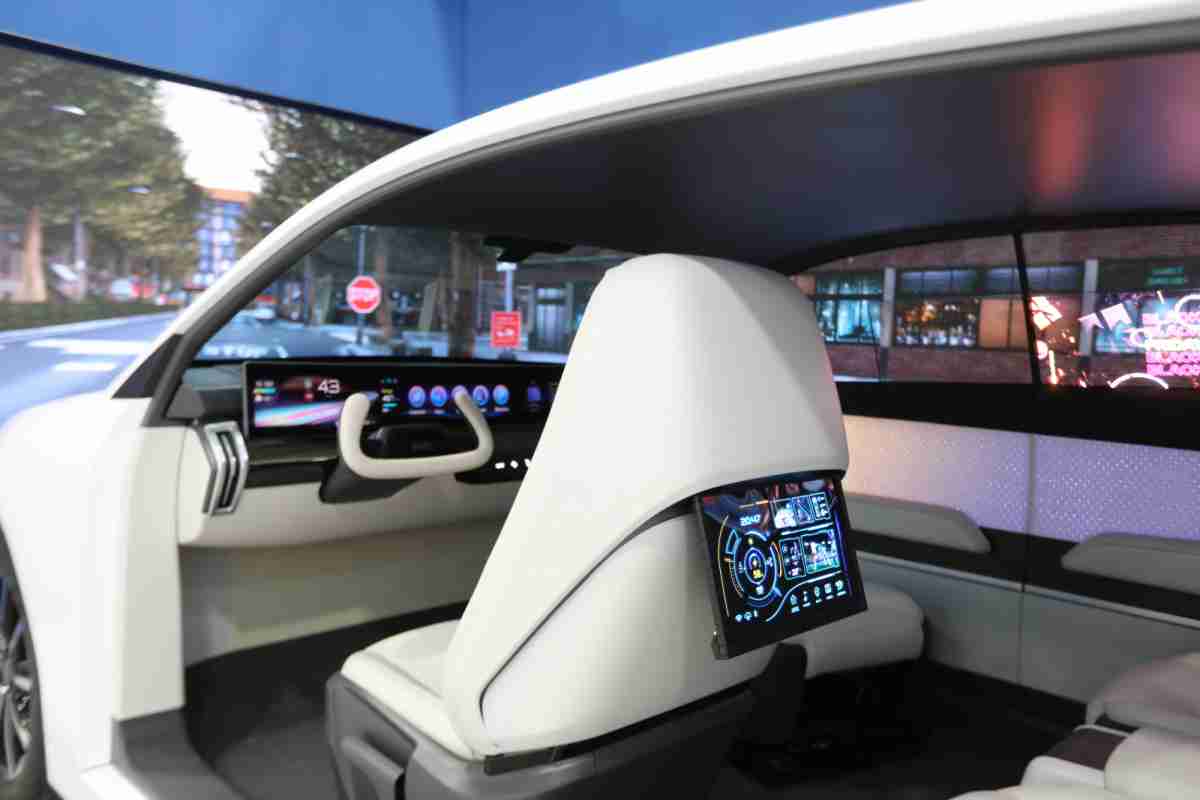 MG电玩的「可卷式后座娱乐显示器」加强后座乘客的感官体验，，并保有个性化设计，，，，可依使用偏好进行动态调整。。。