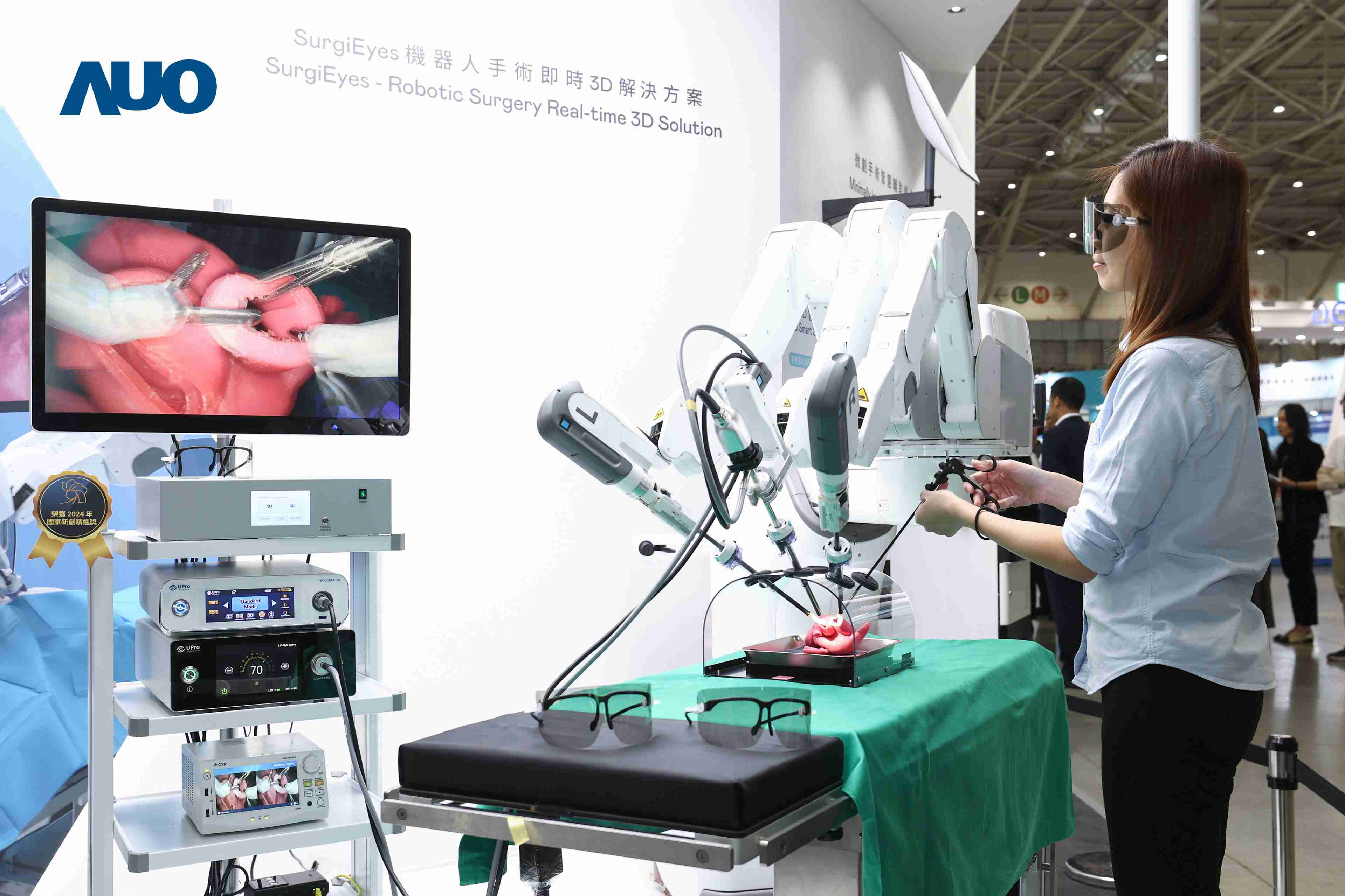 达擎以领先的3D显示技术推出〝SurgiEyes机器人手术实时3D解决方案〞，，整合先进3D图像处理与独家3D垂直宽视角、、、广色域的显示技术，，手术团队可实时同步主刀医师视角看到清晰3D影像，，，提升沟通效率与安全性。。