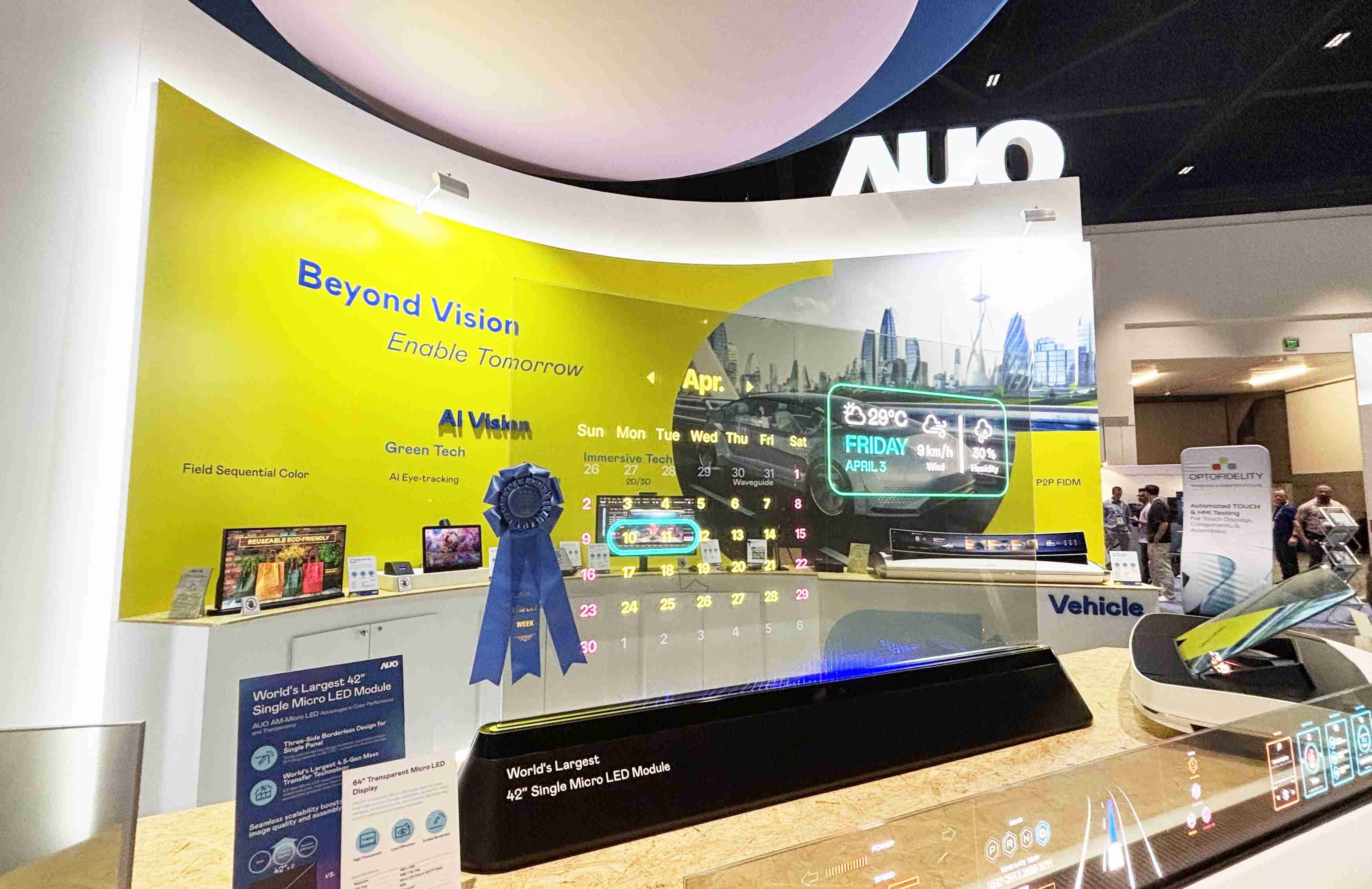 MG电玩64吋透明Micro LED显示器获〝最佳Micro LED技术应用奖〞，，其绝妙的透明穿透特性，，同时具备1,000 nits的高亮度表现，，，并透过精细的无缝拼接延伸，，可依需求灵活应用于多元场域，，，，展现出Micro LED显示技术划时空的无限潜力